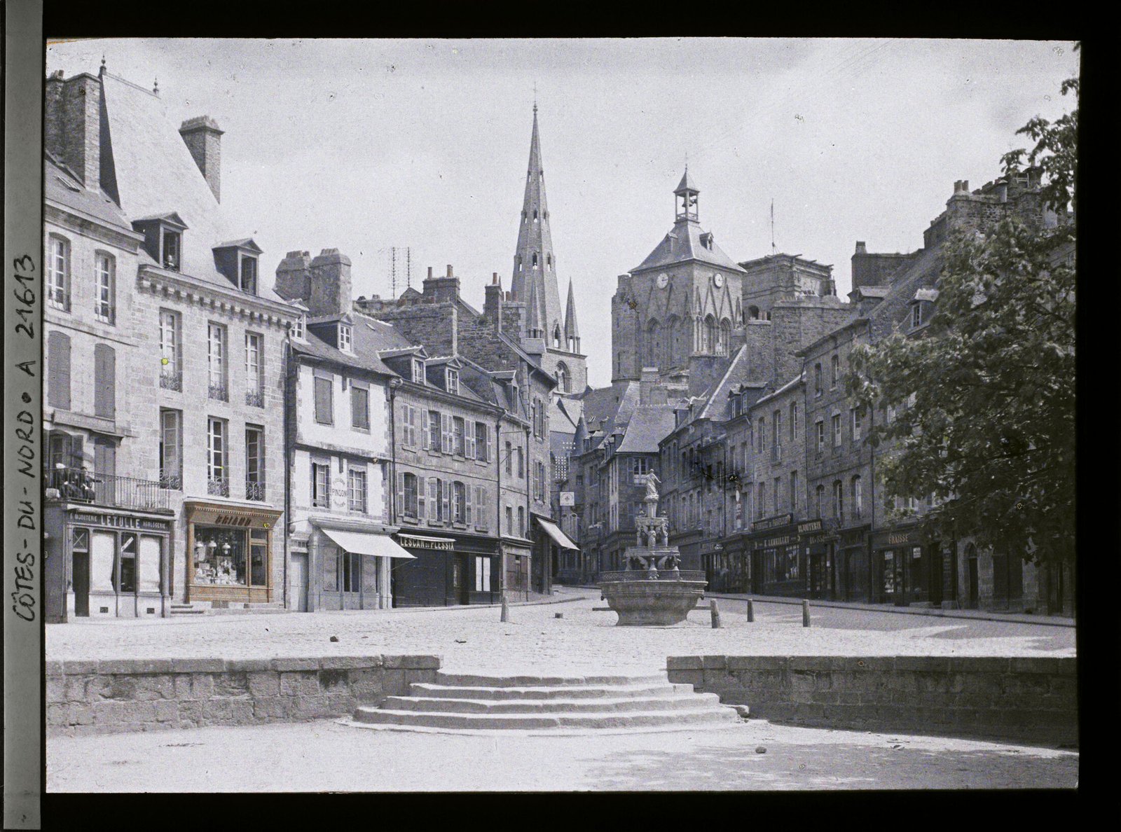 Place du Centre et fontaine de la Plomée à Guingamp au début du XXe siècle