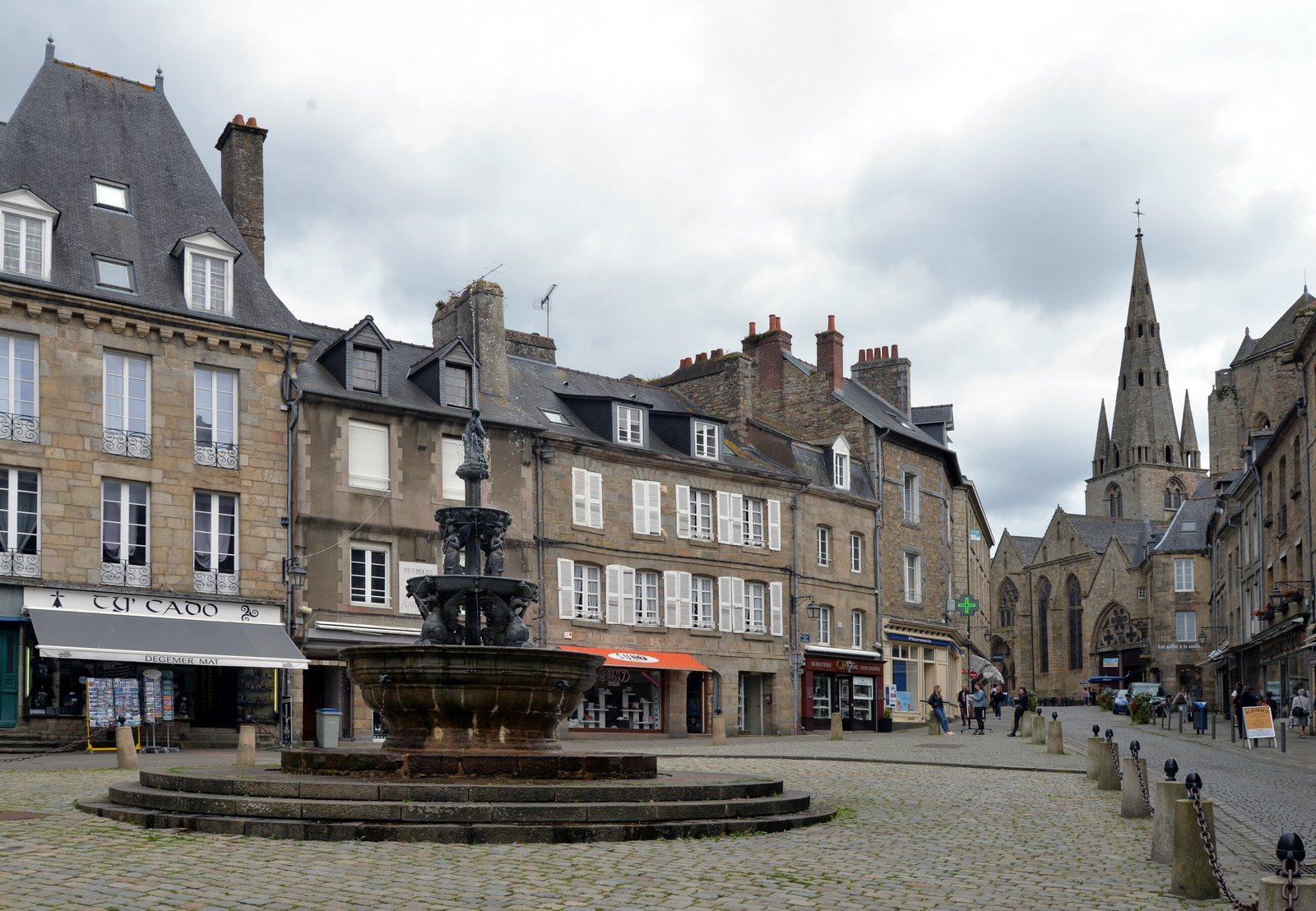 Place du Centre, fontaine de la Plomée et basilique à Guingamp
