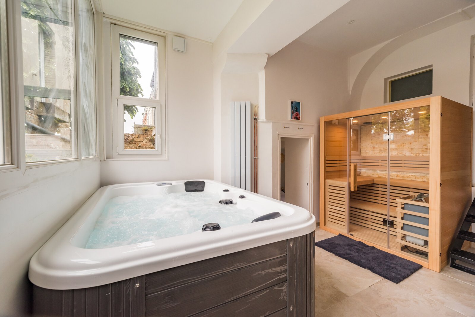 Jacuzzi et sauna de la Suite Impériale